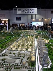 Großmaßstäbliches beleuchtetes Stadtmodell auf einer Immobilienmesse, präsentiert von AZIZI.