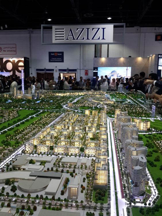 Großmaßstäbliches beleuchtetes Stadtmodell auf einer Immobilienmesse, präsentiert von AZIZI.