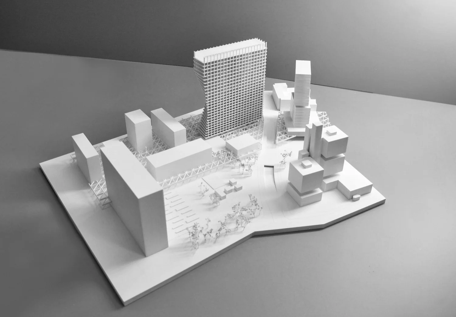Wettbewerbsmodell eines Stadtquartiers mit markantem Hochhaus und umliegenden Baukörpern im Maßstab 1:500.