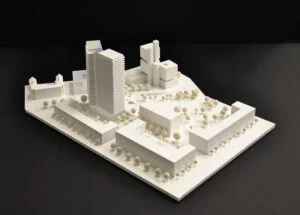 Städtebauliches Weißmodell mit Hochhaus, Blockrandbebauung und Baumsetzung im Wettbewerbsmaßstab.