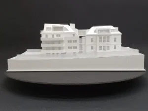 Weißmodell eines Mehrfamilienhauses mit Bestand und Neubau, seitliche Ansicht auf Hanglage.