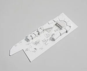 Weißmodell einer geschwungenen Wohnbebauung mit zentralem Grünraum und Wegeführung im städtebaulichen Kontext.