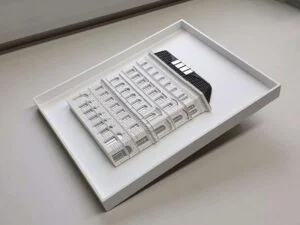 Fassadenmodell im Maßstab 1:100 mit feinen klassizistischen Details und ausgebautem Dachbereich.