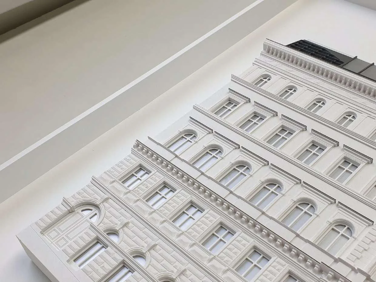 Detailreiches Fassadenmodell im Maßstab 1:100 mit klassizistischen Fensterrahmen, Putzstrukturen und präziser Ornamentik.