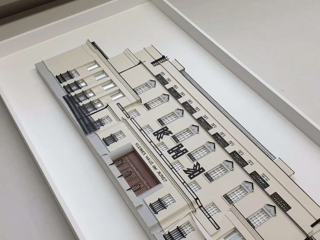 Detailreiches Fassadenmodell im Maßstab 1:100 mit präzisen Ornamenten, Fensterstrukturen und hochwertiger Ausarbeitung.