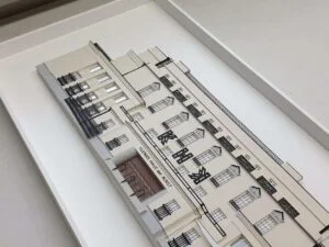 Detailreiches Fassadenmodell im Maßstab 1:100 mit präzisen Ornamenten, Fensterstrukturen und hochwertiger Ausarbeitung.