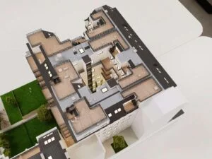 Dachterrassen und Innenhof eines detaillierten Architekturmodells mit begrünten Bereichen und modernen Gebäudestrukturen.