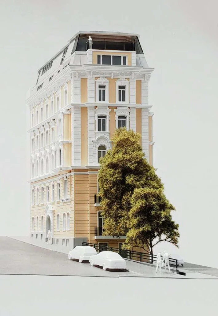 Architekturmodell einer historischen Fassade mit Bäumen und Straßenbereich in hoher Detailtreue