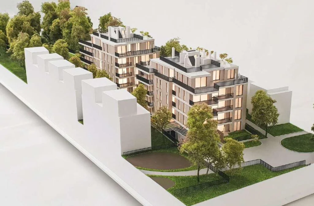 Architekturmodell M1:100 einer modernen Wohnanlage mit Balkonen, Begrünung und detaillierter Geländeumgebung