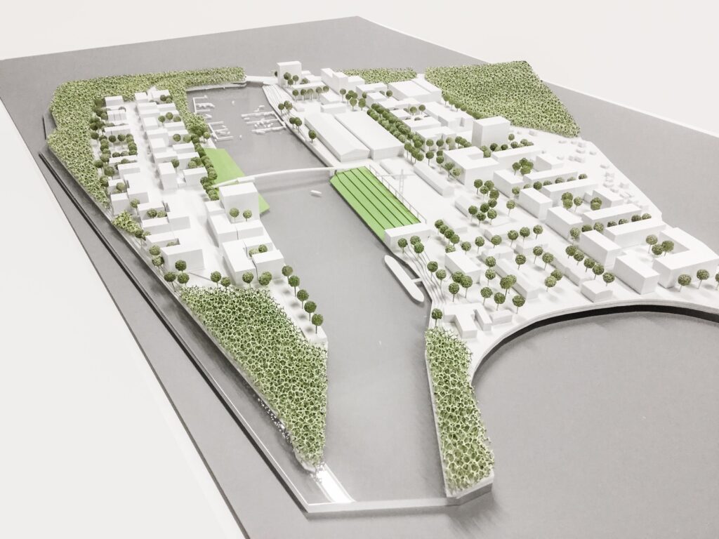 Umgebungsmodell 1:500 mit Wasserfläche, Grünräumen und klarer Bebauungsstruktur.
