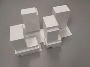 Weißmodell mit vier Hochhausvolumen und klarer Blockstruktur im städtebaulichen Kontext.