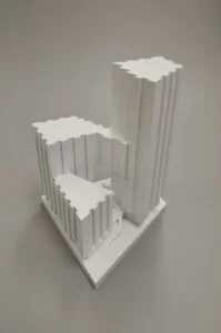 Weißmodell eines Hochhausvolumens mit gestufter Fassadengliederung im Entwurfskontext.