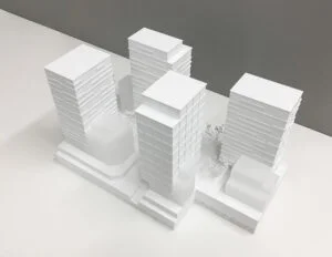 Weißmodell mit vier Hochhäusern und klarer Blockstruktur für städtebauliche Präsentationen.
