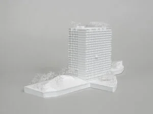 Weißmodell eines Hochhauses mit klarer Rasterfassade und abstrahierter Landschaft.
