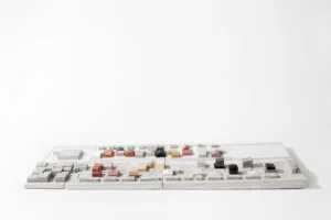 Urbanes Ausstellungsmodell 1:500 mit farbcodierten Baukörpern auf weißer Grundplatte zur Darstellung des städtebaulichen Kontexts.