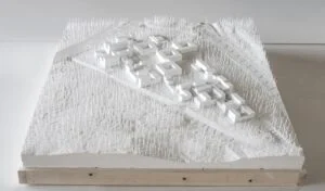 geländemodell mit terrassierter Topografie und abstrahierter Bebauung im Wettbewerbsmaßstab.