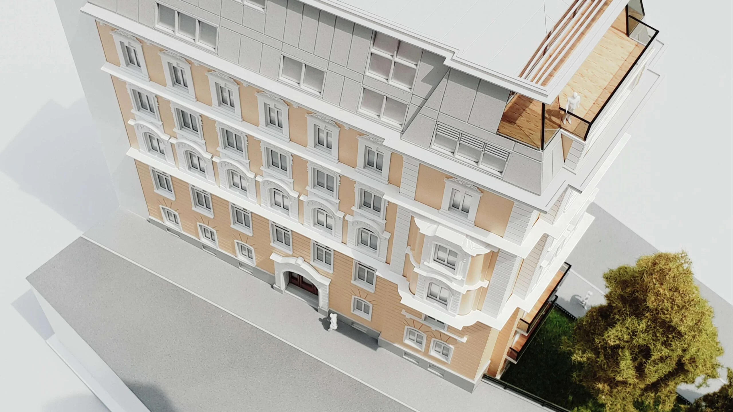 Architekturmodell im Maßstab 1:100 – schräge Draufsicht auf Fassadenstruktur, Dachaufbau und Eingangsbereich