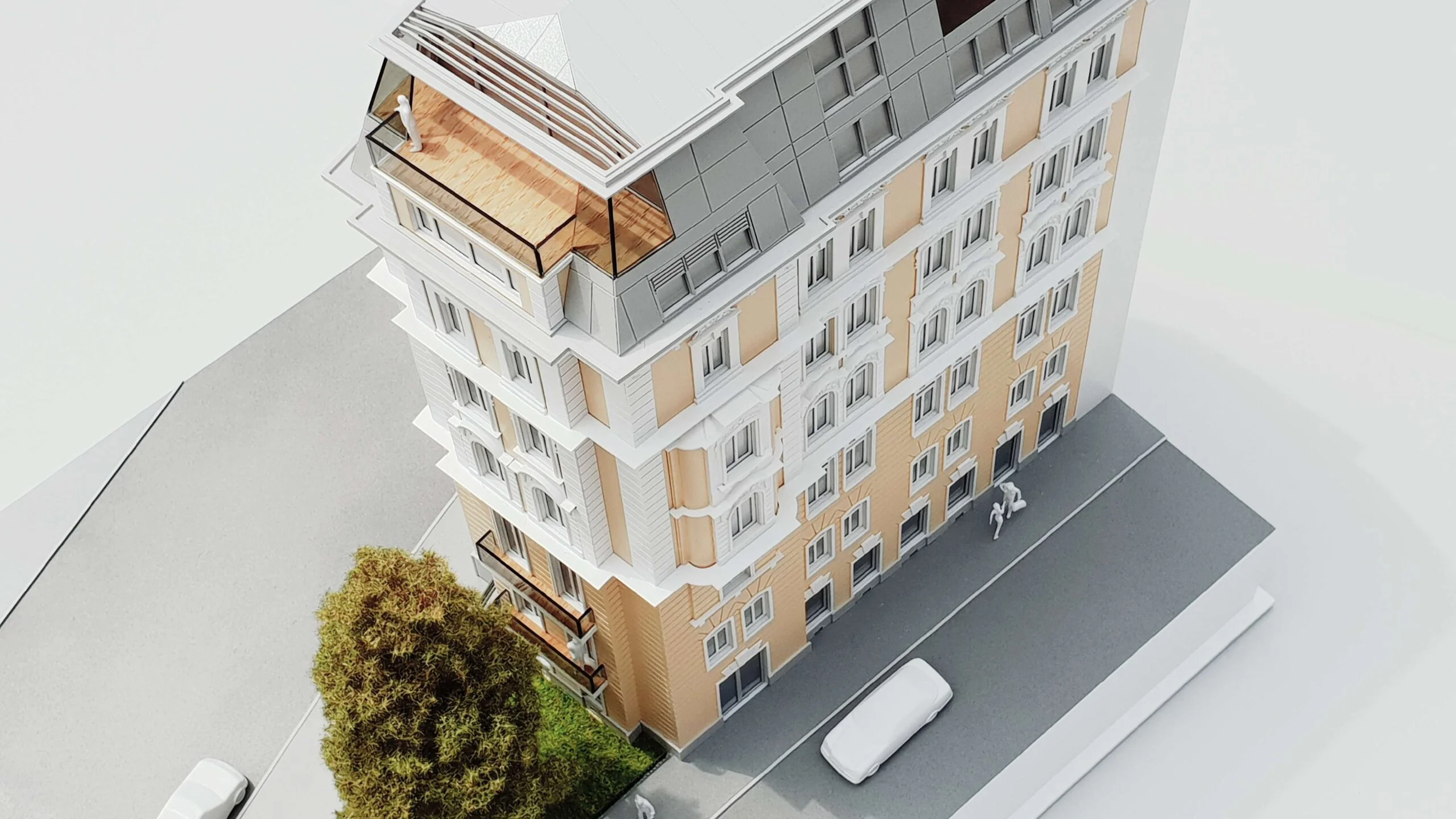 Architekturmodell im Maßstab 1:100 – schräge Draufsicht auf Eckfassade, Dachterrasse und Straßenraum