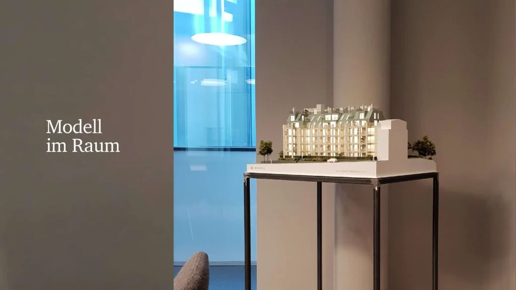 Beleuchtetes Architekturmodell im Raum auf Präsentationstisch, Wohnbauprojekt als Modell mit integrierter Innenbeleuchtung für Ausstellungen und Investorenpräsentationen