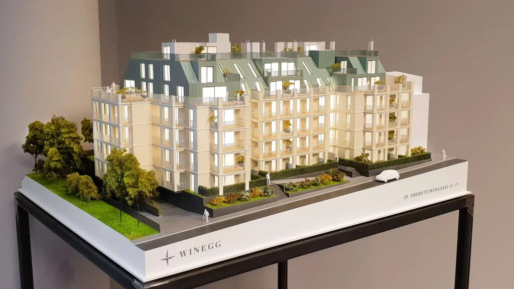 eleuchtetes Architekturmodell eines Wohngebäudes mit begrünten Dachflächen, Modell im Raum mit integrierter Innenbeleuchtung für Präsentationen und Ausstellungen