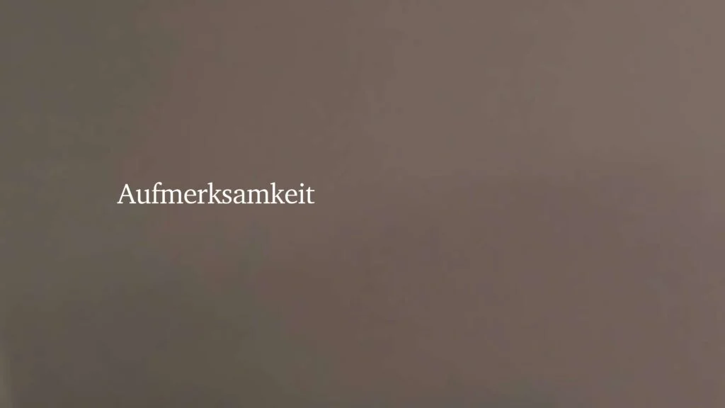 Typografische Darstellung des Wortes „Aufmerksamkeit“ als visuelles Statement in der Präsentation von Architekturmodellen