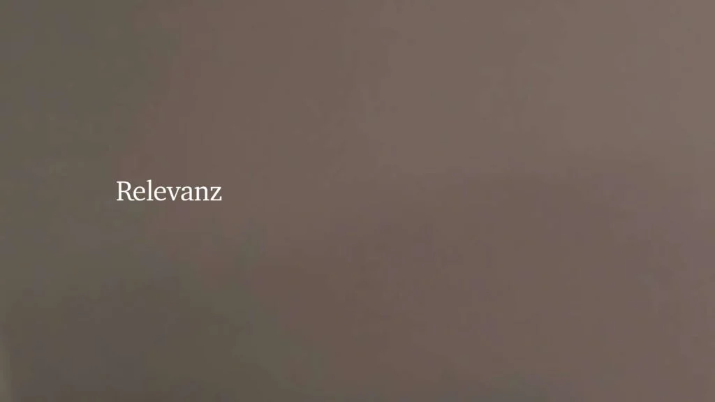 ypografische Darstellung des Wortes „Relevanz“ als visuelles Statement in der Präsentation von Architekturmodellen
Title-Attribut (DE)