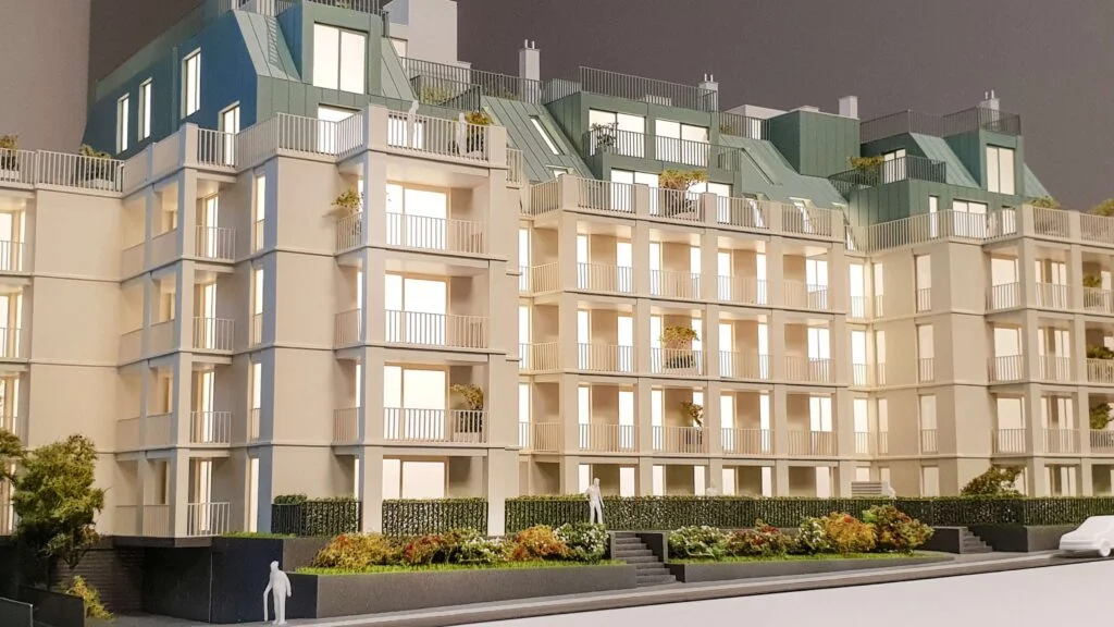 Beleuchtetes Architekturmodell eines Wohngebäudes mit Balkonen und Dachterrassen, Modell im Raum mit integrierter Innenbeleuchtung für Präsentationen und Ausstellungen