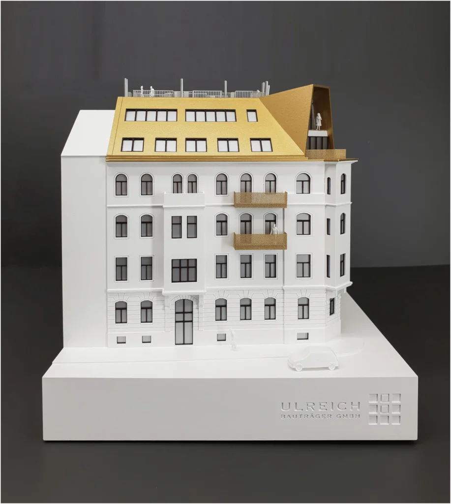 Architekturmodell eines Altbau-Wohngebäudes mit modernem Dachausbau und integrierten Balkonen.
