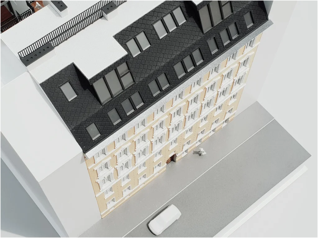 Detailansicht eines Altbau-Architekturmodells mit Dachausbau, Gauben und Fassadenstruktur.