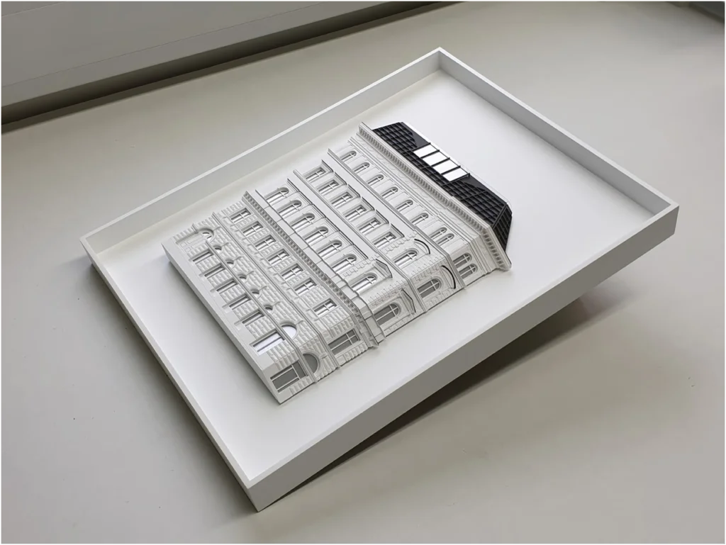 Studienmodell eines Altbau-Wohngebäudes zur Untersuchung von Fassadenstruktur und Dachausbau.