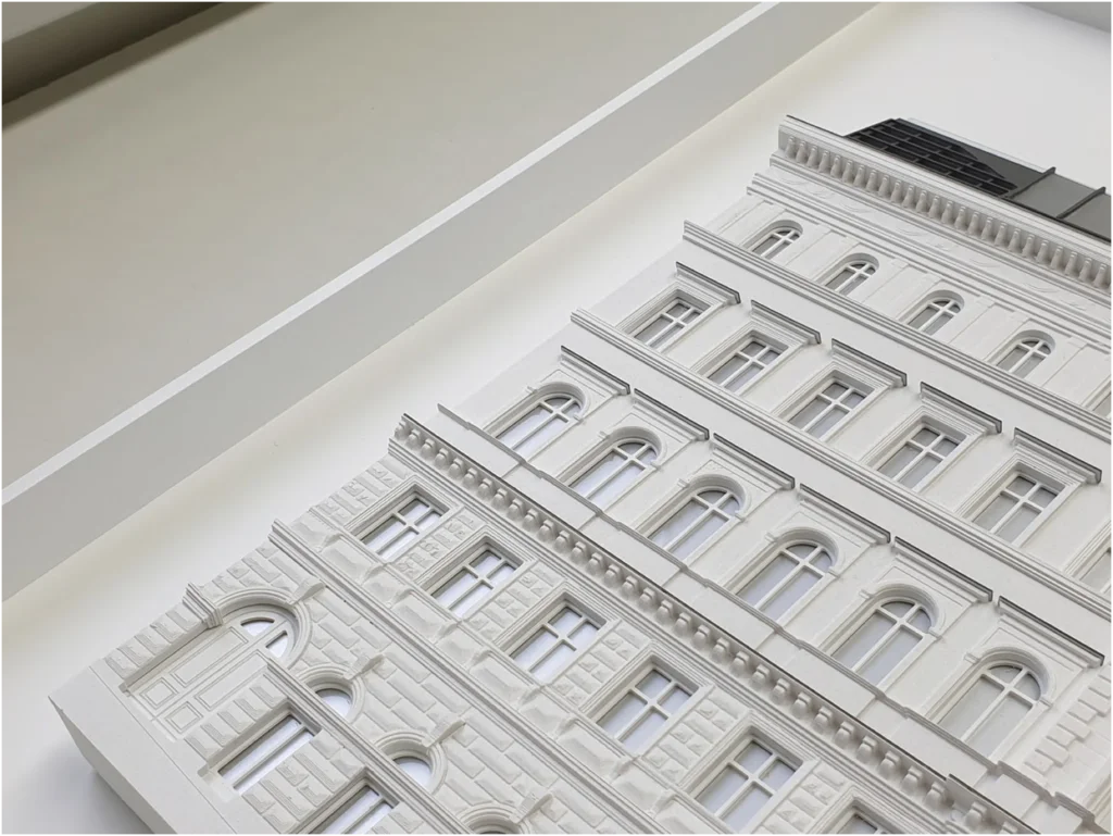 Detailansicht eines Altbau-Studienmodells mit ausgearbeiteter Fassadengliederung und Fensterachsen.