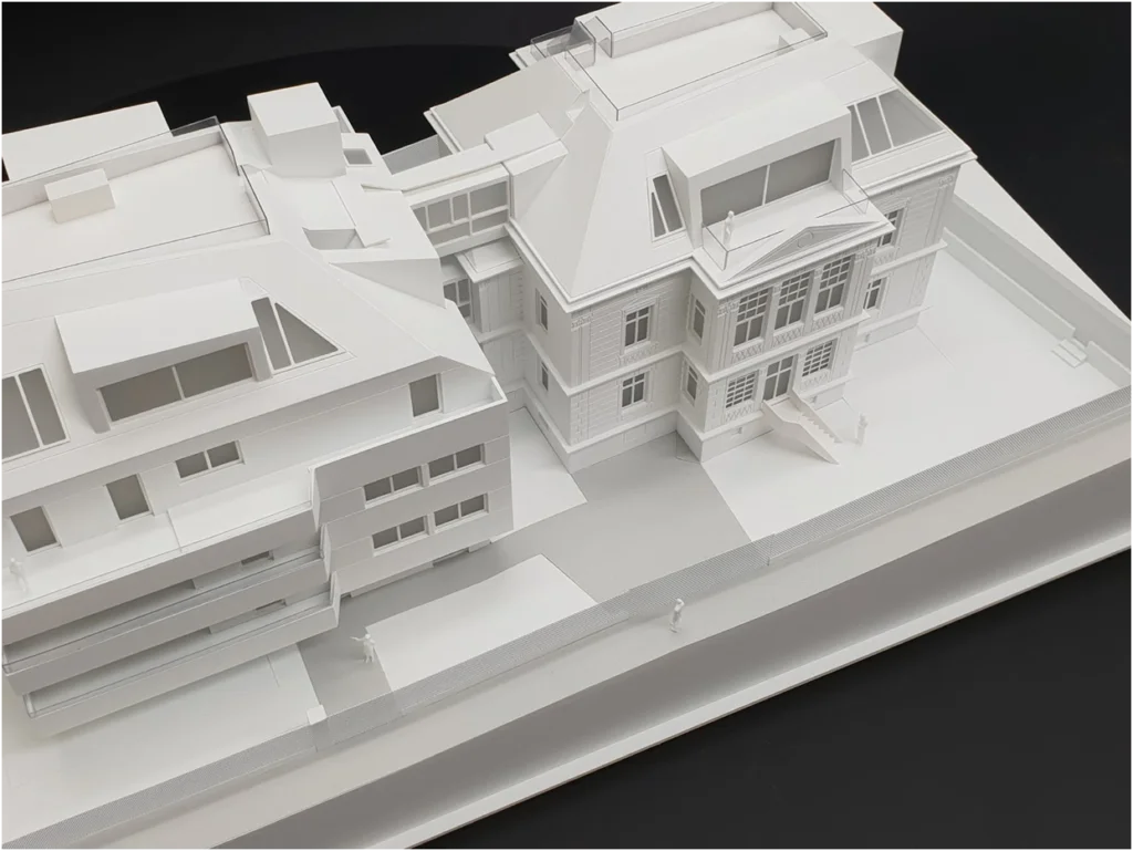 Weißmodell eines modernen Wohn- und Immobilienkomplexes mit Innenhofstruktur