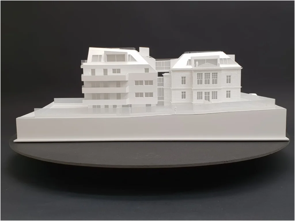 Weißmodell eines Immobilienprojekts mit Altbau und modernem Neubau