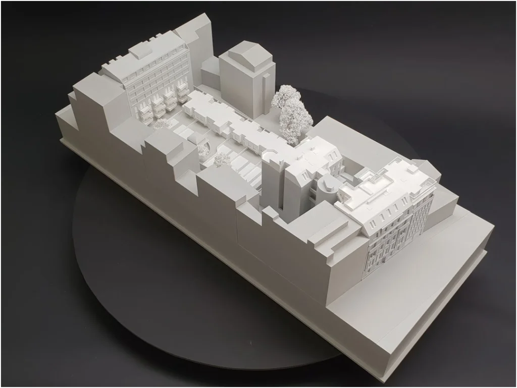 Weißmodell eines städtebaulichen Immobilienprojekts mit Blockrandbebauung