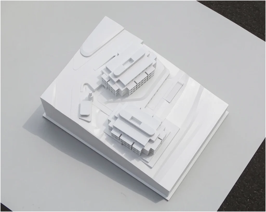 Weißmodell eines Immobilienprojekts mit zwei Baukörpern als Volumen- und Lage­studie