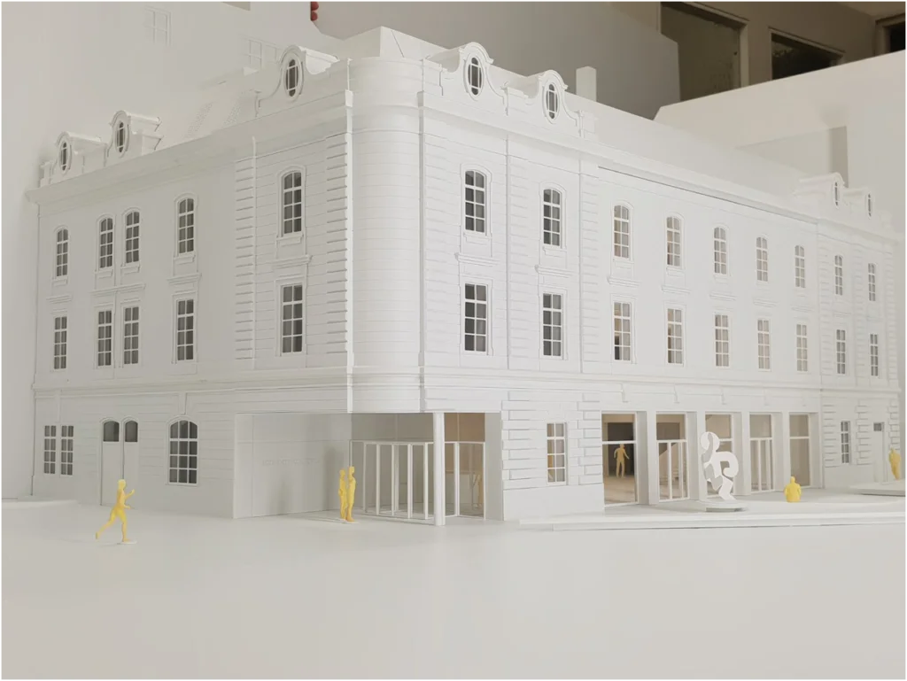 Weißes Architekturmodell eines Altbau-Gebäudes mit klassischer Fassade und Erdgeschosszone