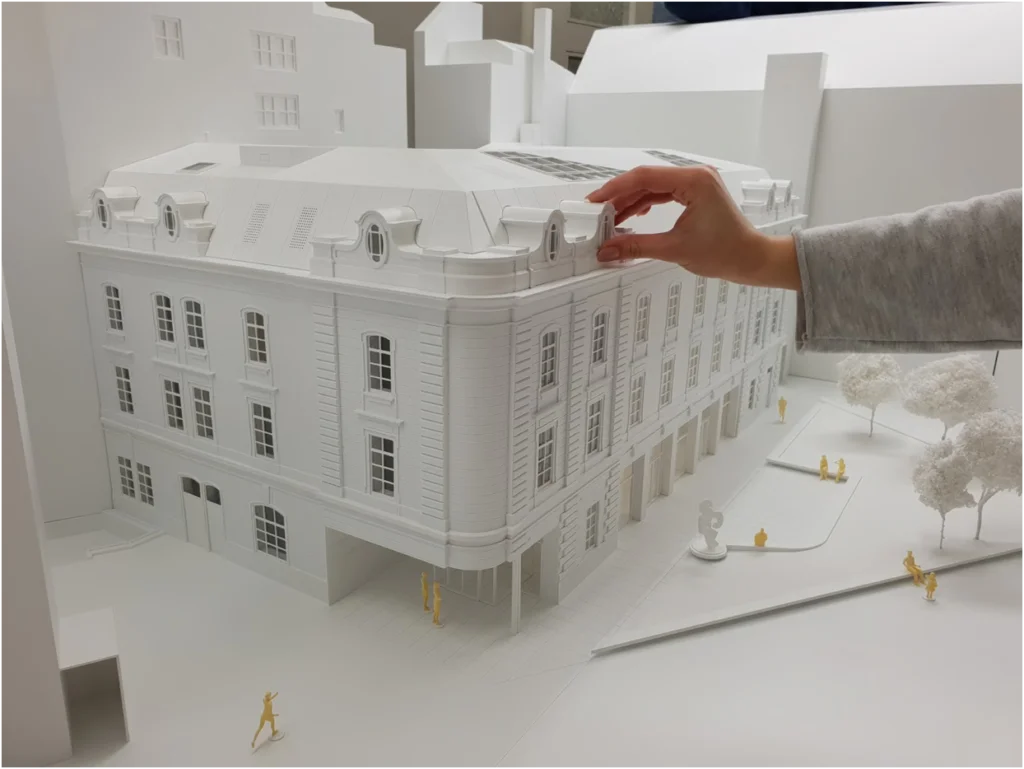 Detailreiches Weißmodell eines Altbau-Gebäudes mit abnehmbaren Fassadenelementen