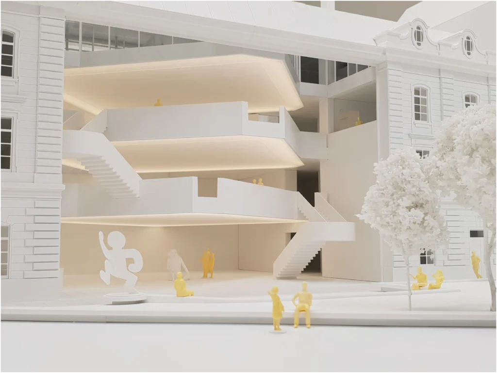 Weißmodell eines Altbau-Innenhofs mit offenen Ebenen und Treppenanlage