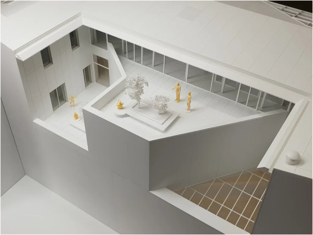 Weißmodell eines modernen Innenhofs mit Terrasse und Figuren zur Maßstabsdarstellung