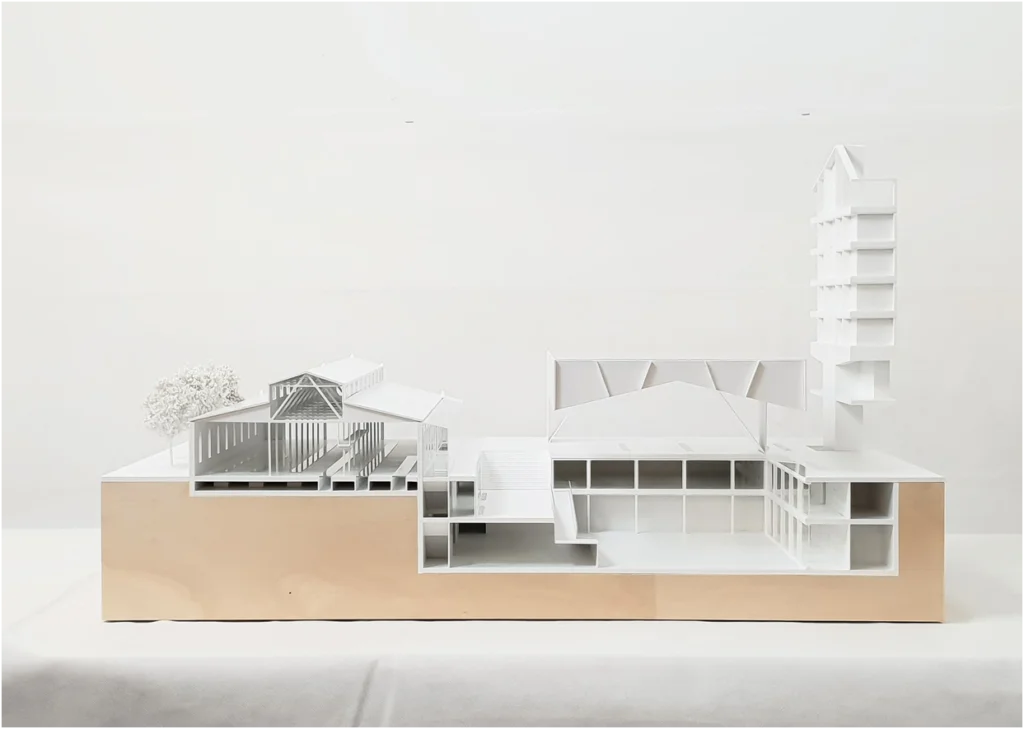 Weißes Architektur-Schnittmodell eines Gebäudekomplexes mit Innenräumen und Volumenstruktur