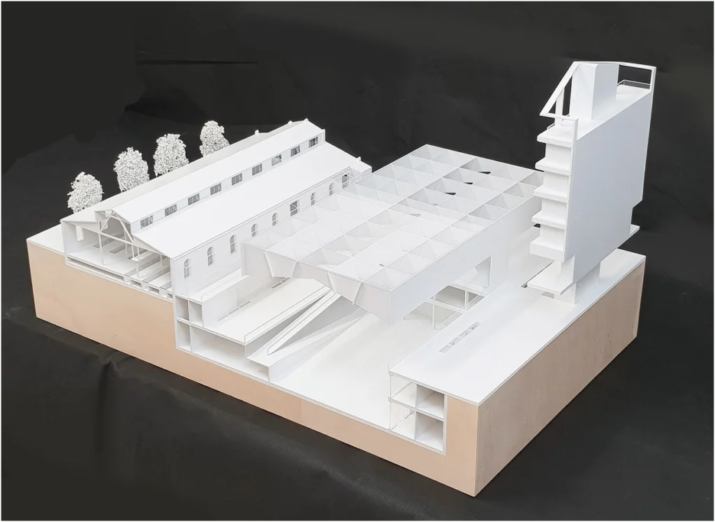 Monochromes Architektur-Weißmodell eines Gebäudekomplexes mit Dachstruktur, Verbindungselementen und Hochbauvolumen