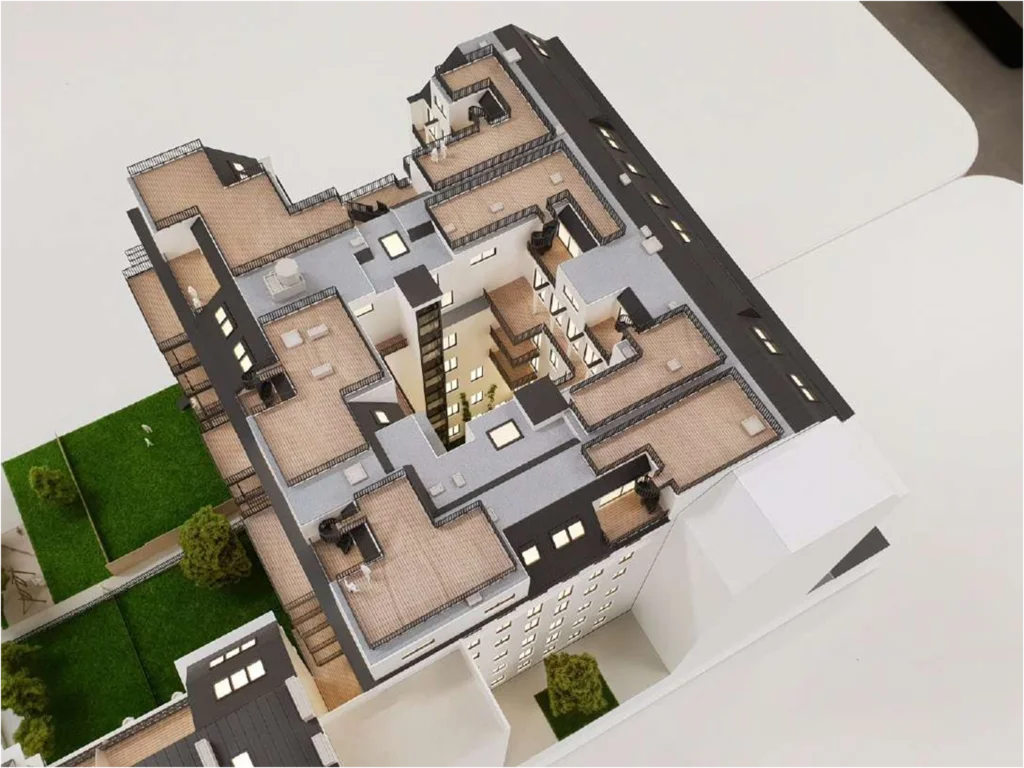 Architekturmodell eines Wohngebäudes im Maßstab 1:100 mit hohem Detaillierungsgrad – Draufsicht auf Dachterrassen und Innenhof

