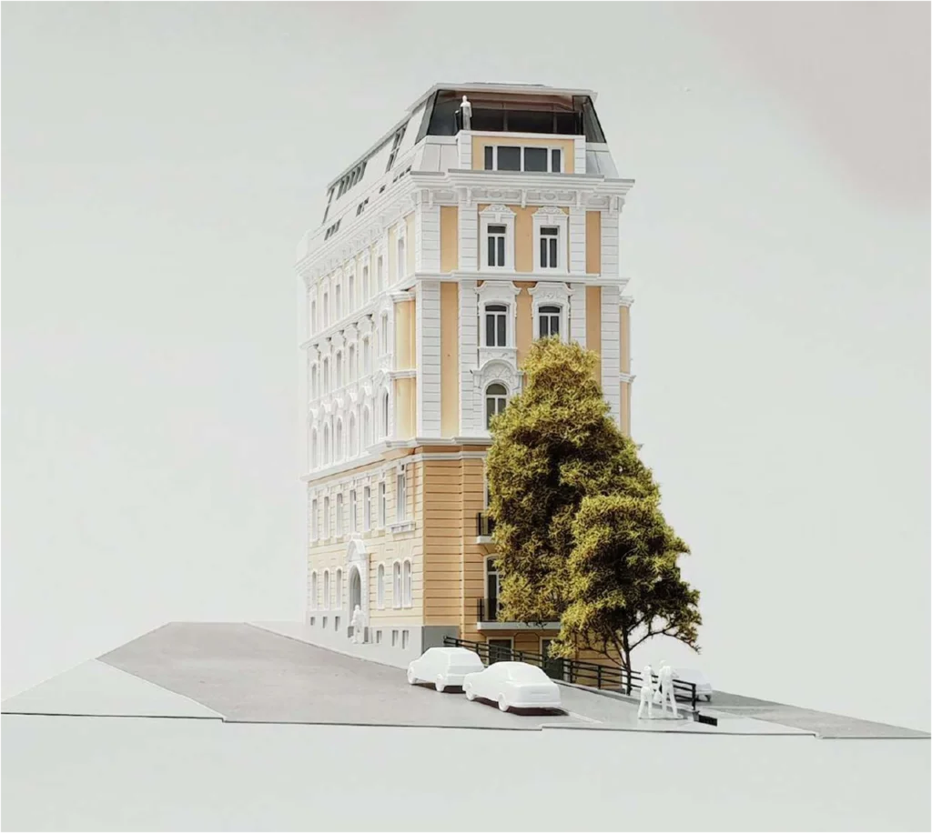 Architekturmodell eines historischen Eckgebäudes im Maßstab 1:100 mit hohem Detaillierungsgrad – realistische Fassadengestaltung und Baumbestand
