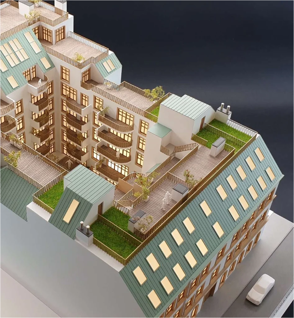 Hochdetailliertes Architekturmodell eines Wohngebäudes mit begrünten Dachterrassen, Balkonen und Innenhof für hochwertige Immobilienpräsentationen
