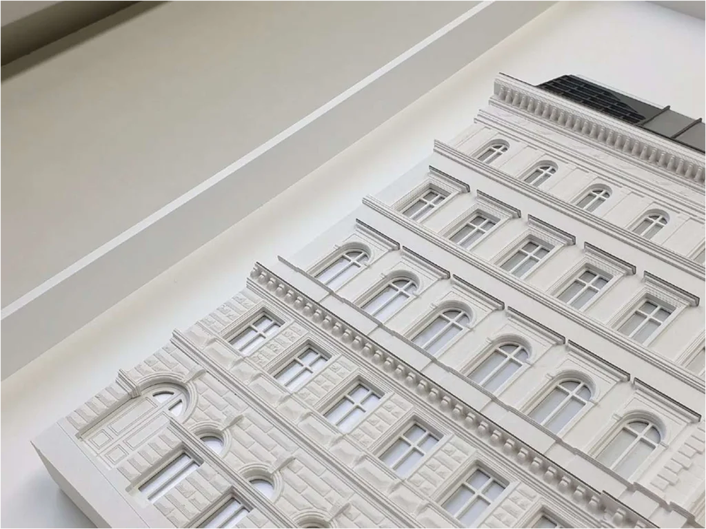 Detailreiches Fassadenmodell eines historischen Gebäudes in Weiß – präzise Architekturmodellierung im hohen Detaillierungsgrad
