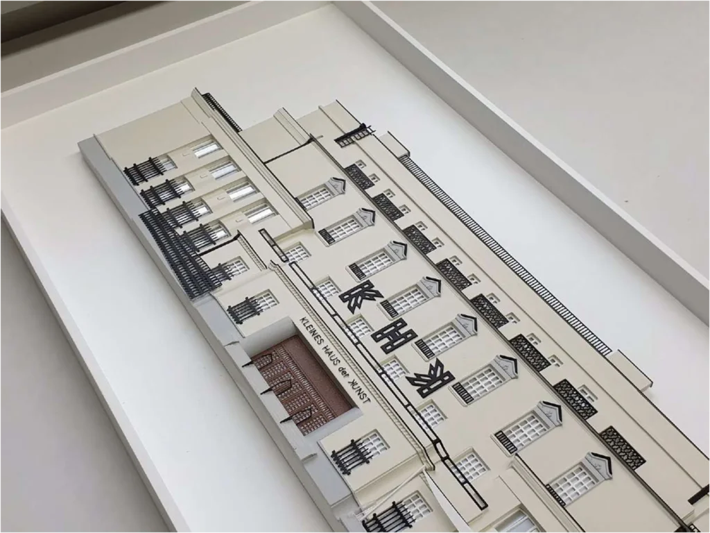Architekturmodell eines historischen Wohnhauses mit detaillierter Fassade – Immobilienmodell im Maßstab 1:100