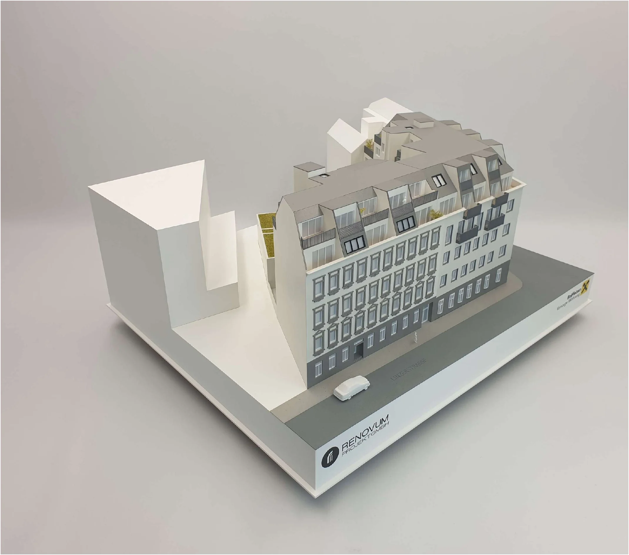 Architekturmodell einer Dachgeschossaufstockung im Maßstab 1:100 – Bestandsgebäude mit DG-Ausbau, Referenzprojekt für Raiffeisen