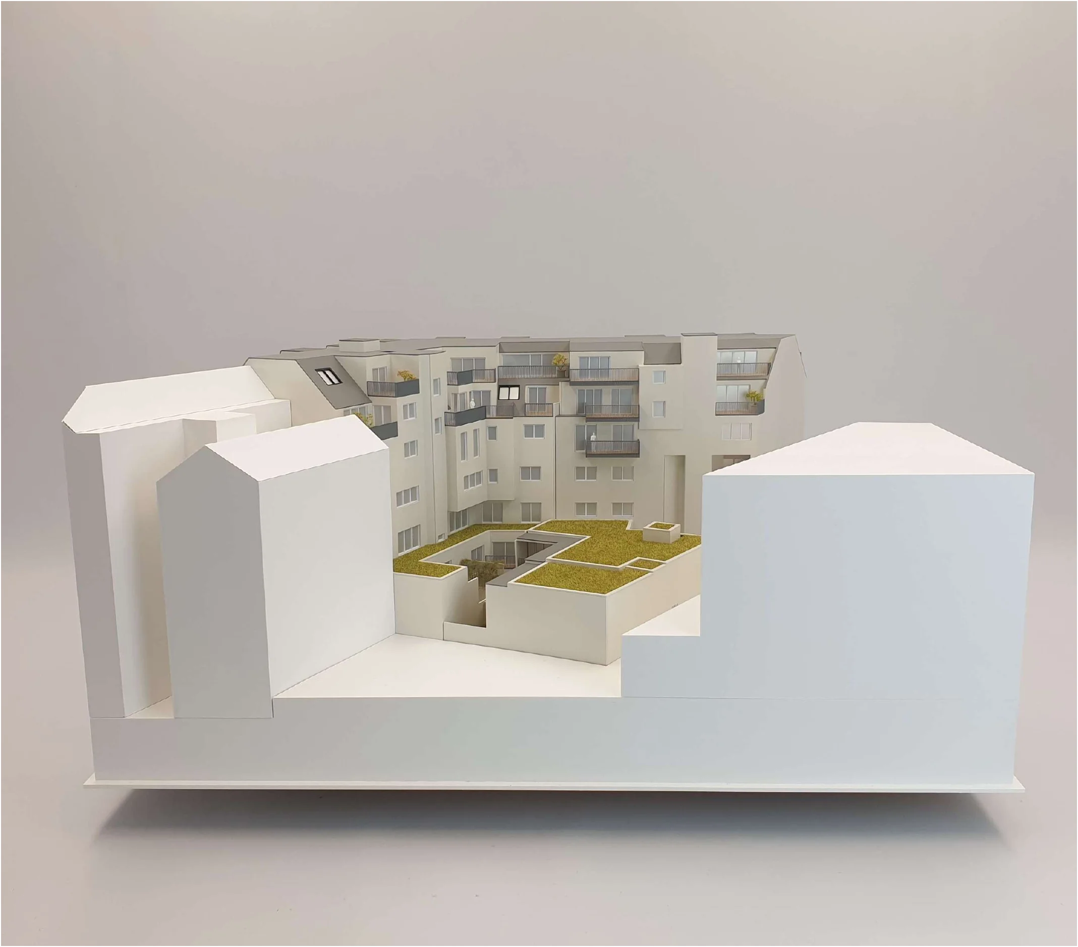 Innenhof-Ansicht eines Architekturmodells im Maßstab 1:100 – Wohnbau mit Dachgeschossausbau und begrüntem Innenhof