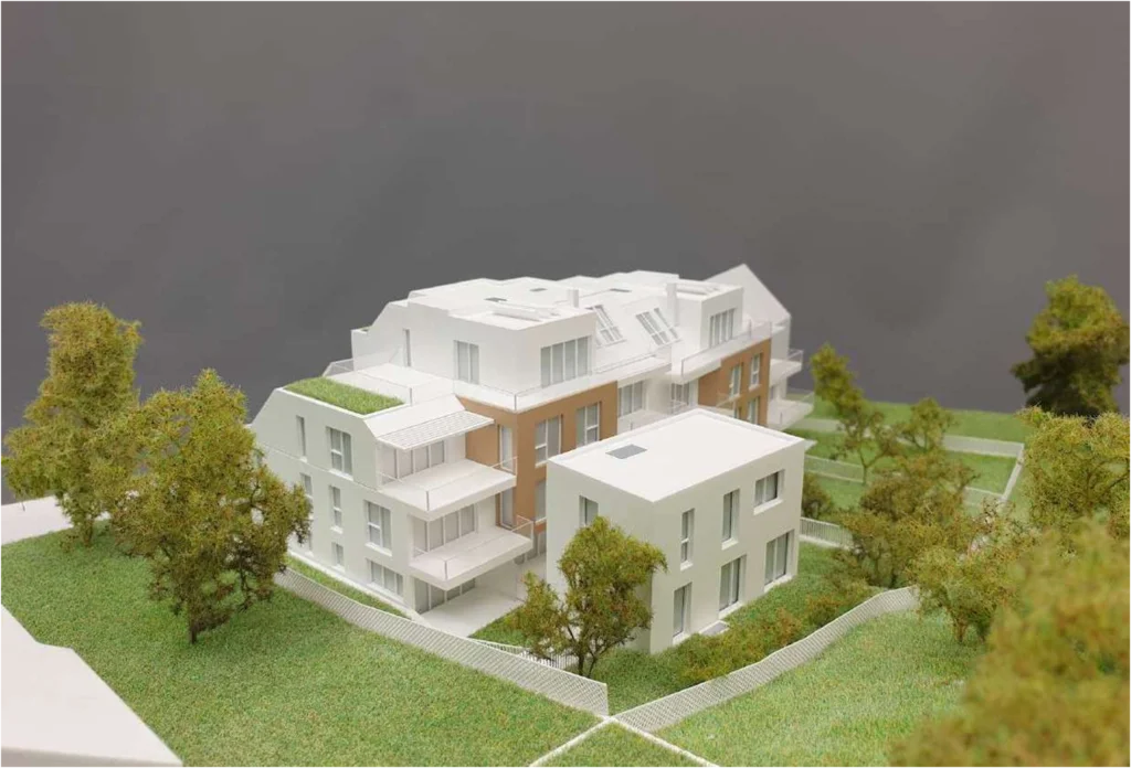 Immobilienmodell – Wohnprojekt im Maßstab 1:100 mit Außenanlagen Architekturmodell eines Wohnprojekts im Maßstab 1:100 – Neubau mit Grünflächen und moderner Fassadengestaltung"
title="Immobilienmodell Neubau – Wohnprojekt im Maßstab 1:100 mit Außenanlagen