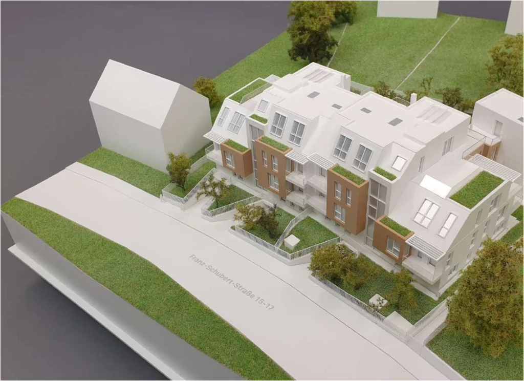 Wohnbauprojekt – Architekturmodell im Maßstab 1:100 mit begrünten Balkonen und Innenhof Architekturmodell Wohnbauprojekt im Maßstab 1:100 mit begrünten Balkonen und Innenhof